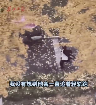 男生一路追赶送别坐上轻轨的恋人 电影般浪漫情节