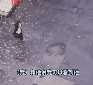男生一路追赶送别坐上轻轨的恋人 电影般浪漫情节